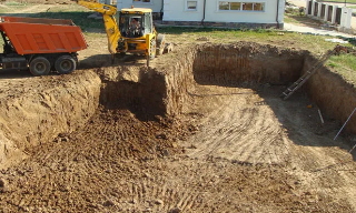 Рытье котлованов под фундамент в Ивантеевке – цена от 2637 руб. за м3 | ИП Садыков В. Р.